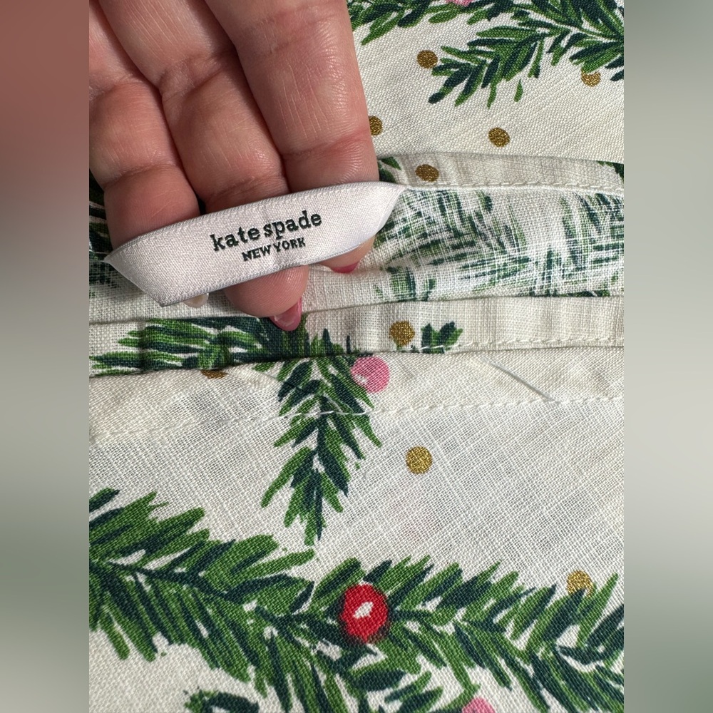 Kate Spade Festive Christmas Holiday Tablecloth 69” Round Green, Red, Evergreen